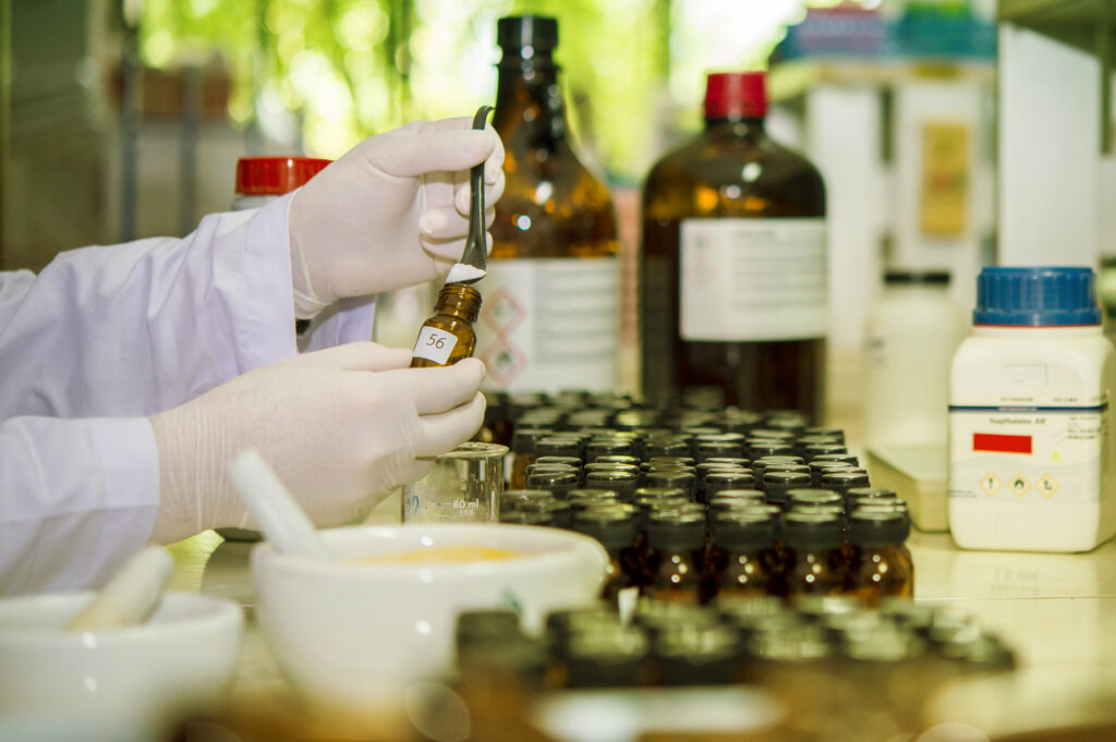 profissional-realizando-auditoria-de-fornecedores-de-aromas-na-fabricação-de-alimentos
